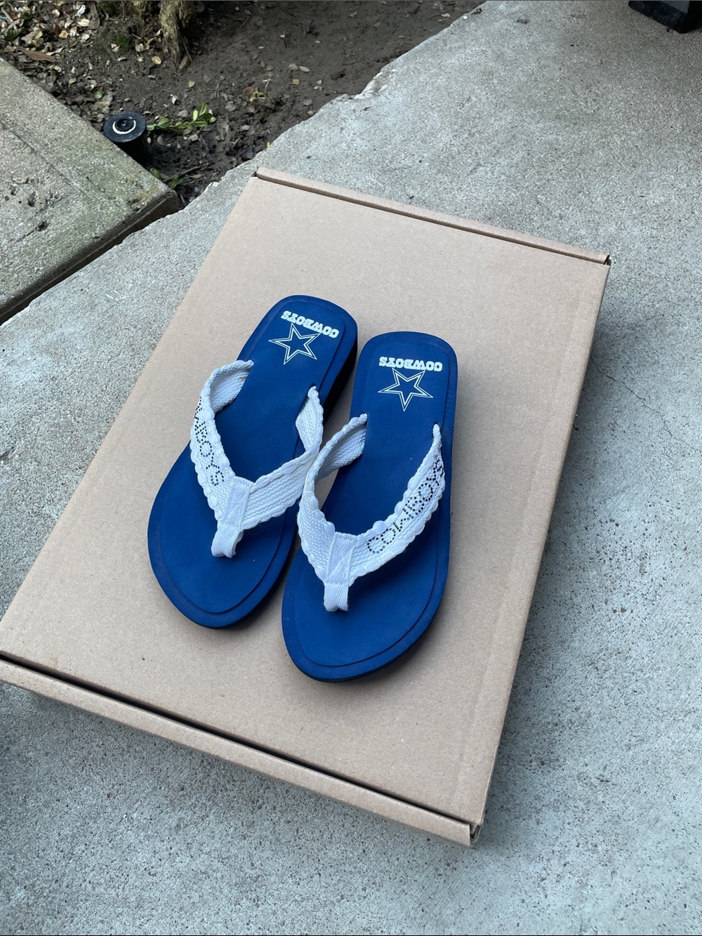 💥NI💥 Dallas Cowboys Blue Flip Flops with White Crochet Straps